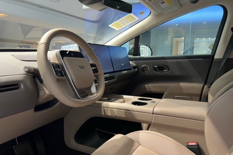 Li i8 2025 image de voiture #9