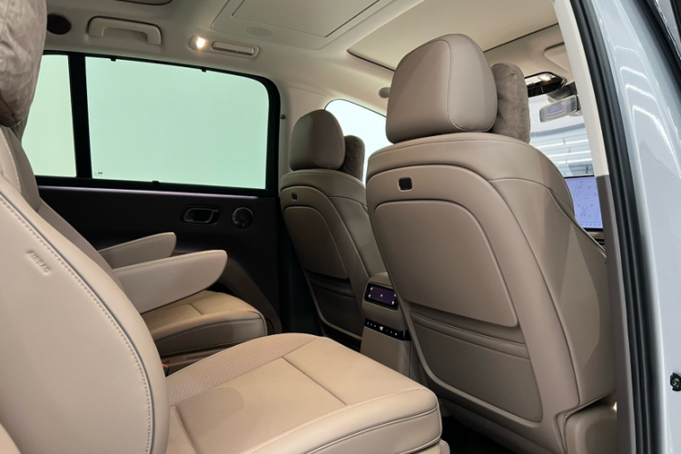 Li i8 2025 image de voiture #9