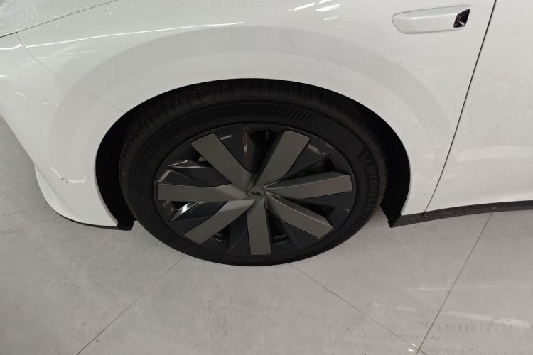 Li i8 2025 image de voiture #9