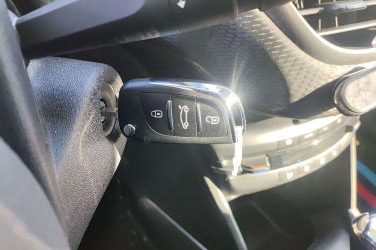 Peugeot 2008 2018 image de voiture #9
