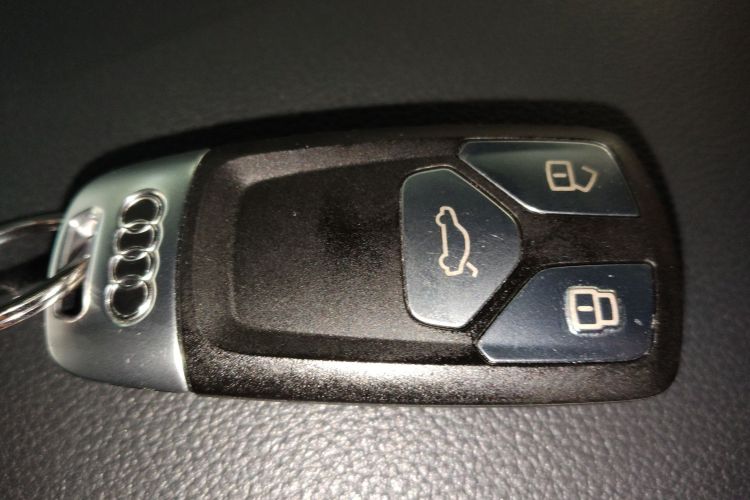 Audi A4 2017 car image #9