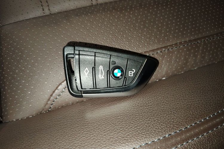 BMW iX3 2021 immagine di auto #9