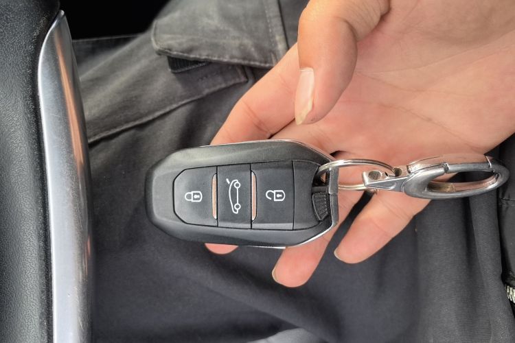 Citroen C4L 2015 image de voiture #9