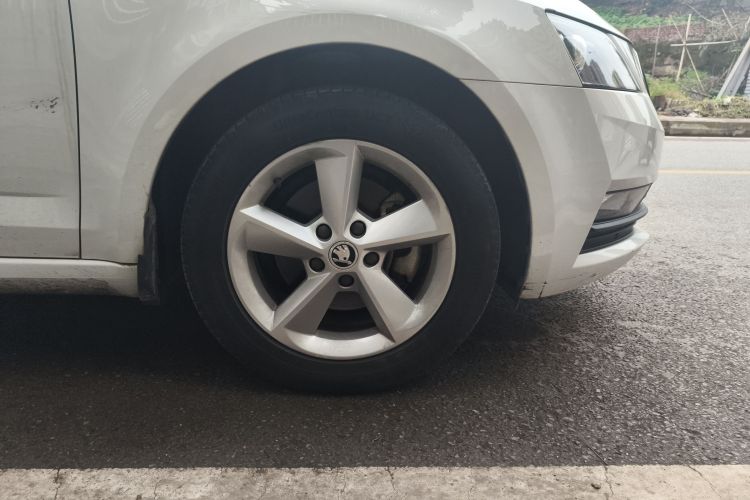 Skoda Octavia 2019 car image #9