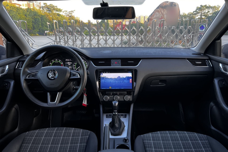 Skoda Octavia 2019 car image #9
