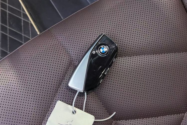 BMW i7 M70L 2024 car image #9