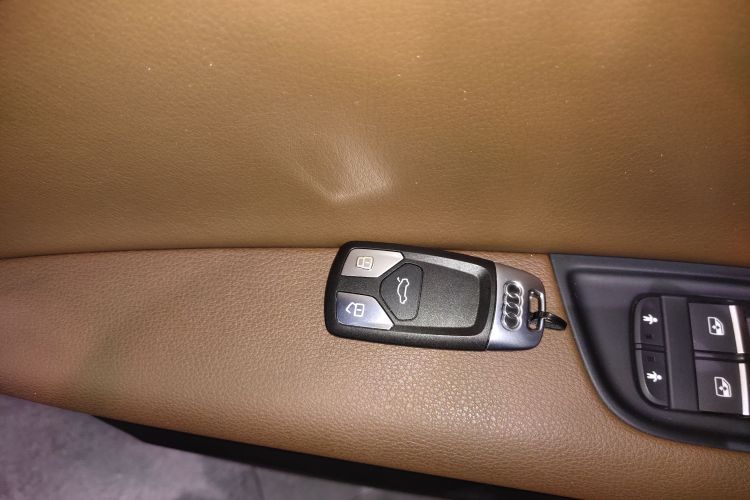 Audi Q7 2016 car image #9