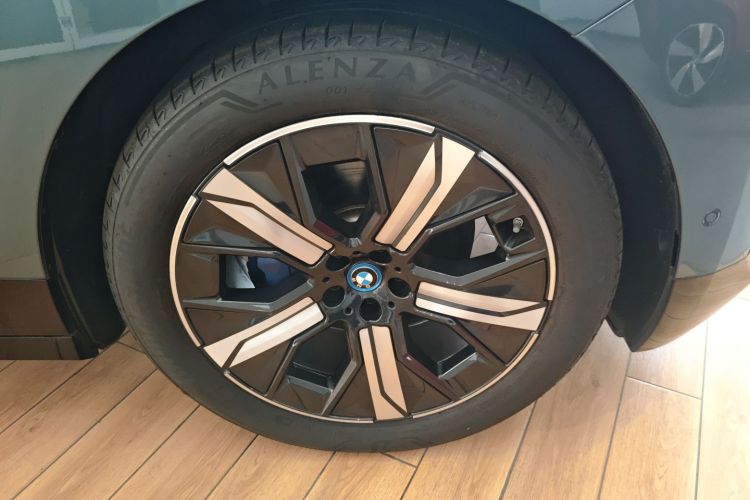 BMW i5 M60 2023 car image #9