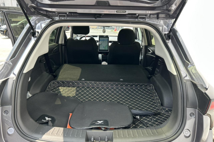 哪吒汽车 哪吒V 2021 汽车图片 #9