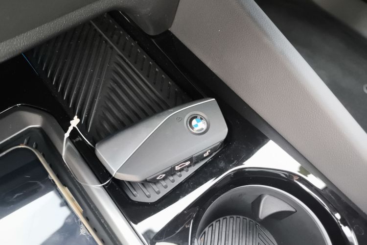 BMW i5 2025 car image #9