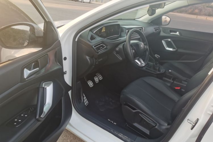 Peugeot 308 2018 car image #9