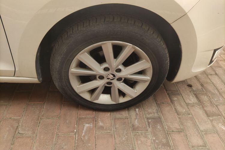 Skoda Rapid 2016 imagen de coche #9