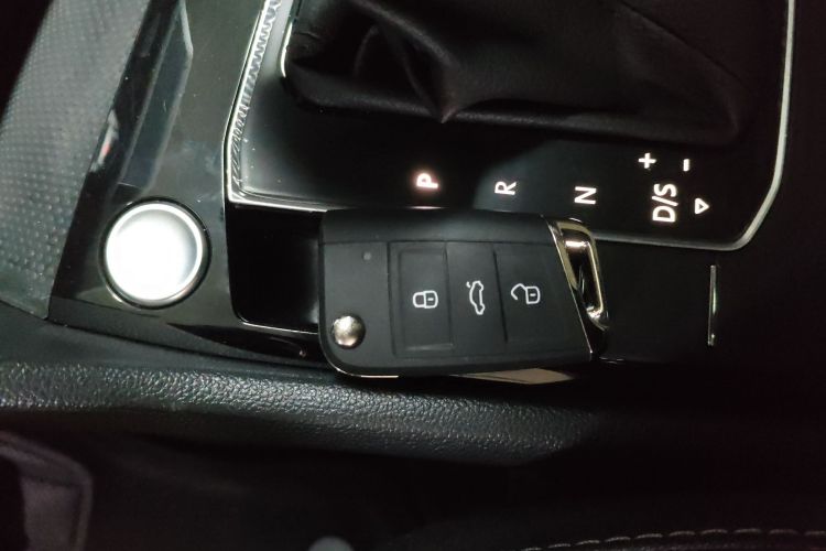 Volkswagen Tiguan L 2022 imagen de coche #9