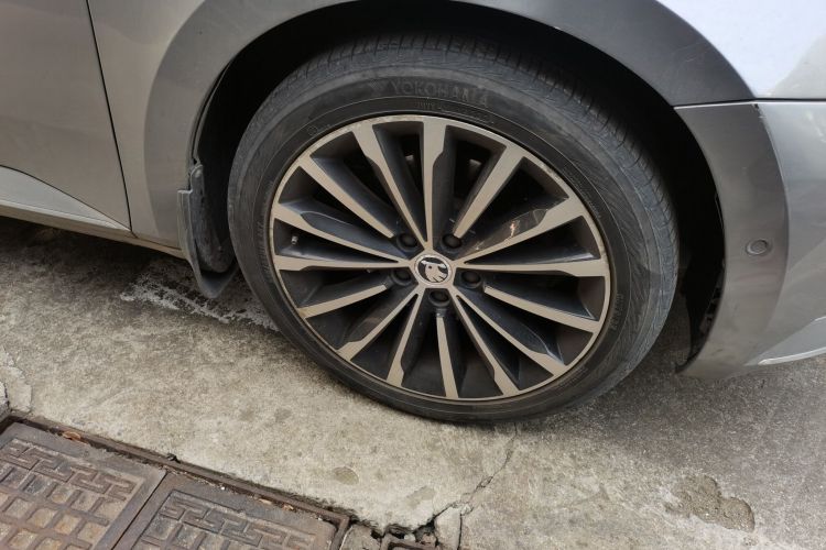 Skoda Superb 2016 car image #9