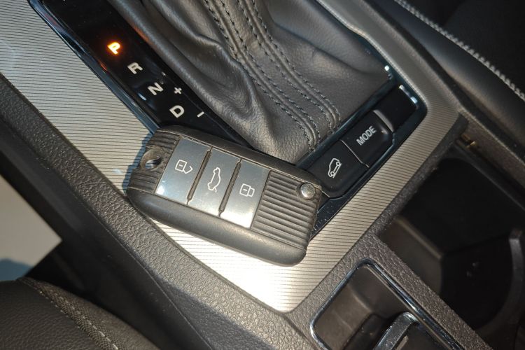 Roewe RX5 New Energy 2018 изображение автомобиля #9