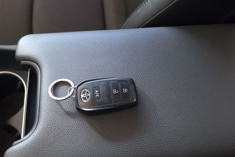 Toyota bZ4X 2022 immagine di auto #9