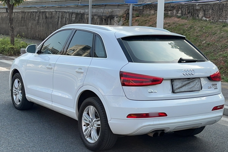 Audi Q3 2015 car image #9