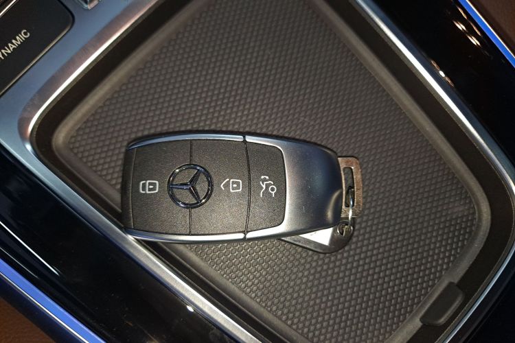 Mercedes-Benz GLB Class 2025 car image #9