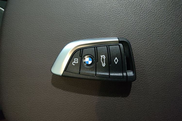 BMW iX3 2023 immagine di auto #9