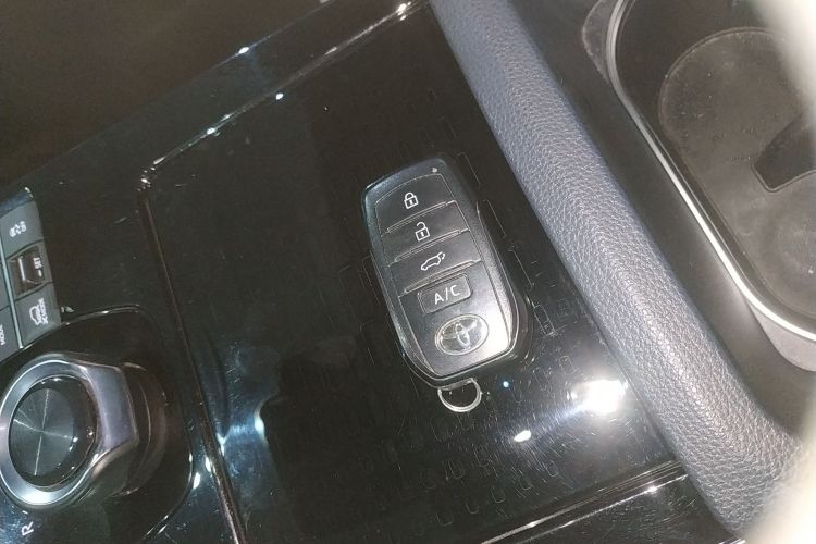 Toyota bZ4X 2022 immagine di auto #9