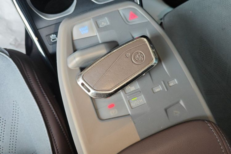 BMW iX1 2025 #9 BMW iX1 2025 صورة سيارة #9