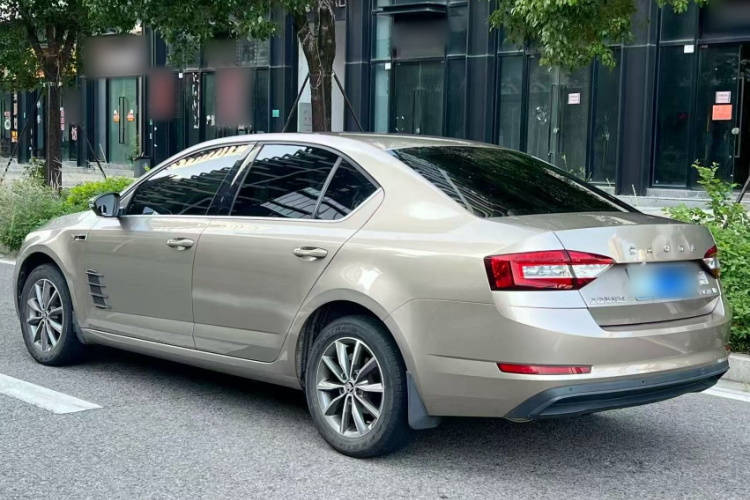 Skoda Octavia 2019 car image #9