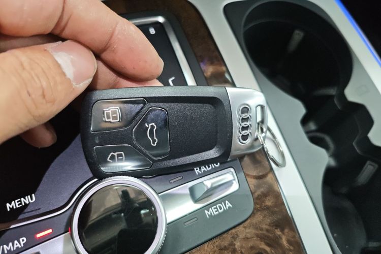 Audi Q7 2016 car image #9