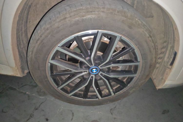 BMW iX1 2024 car image #9