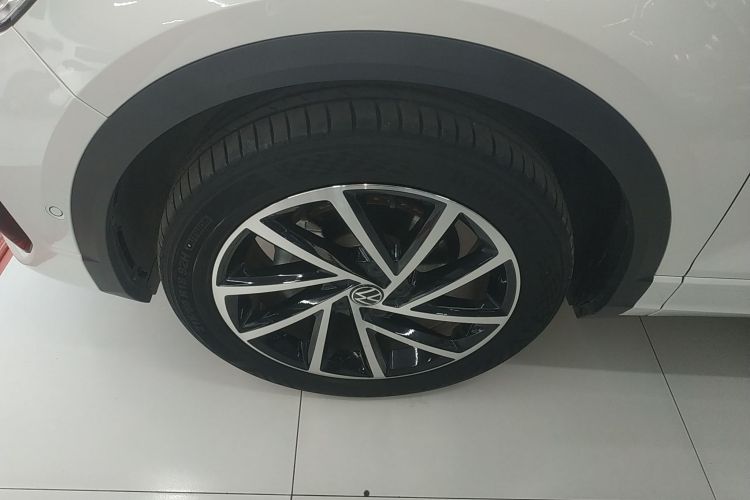 Volkswagen T-Roc 2023 car image #9