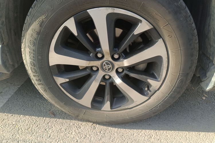 RAV4 2016 car image #9