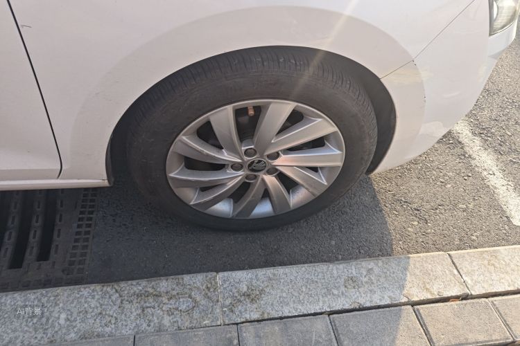 Skoda Rapid 2018 car image #9