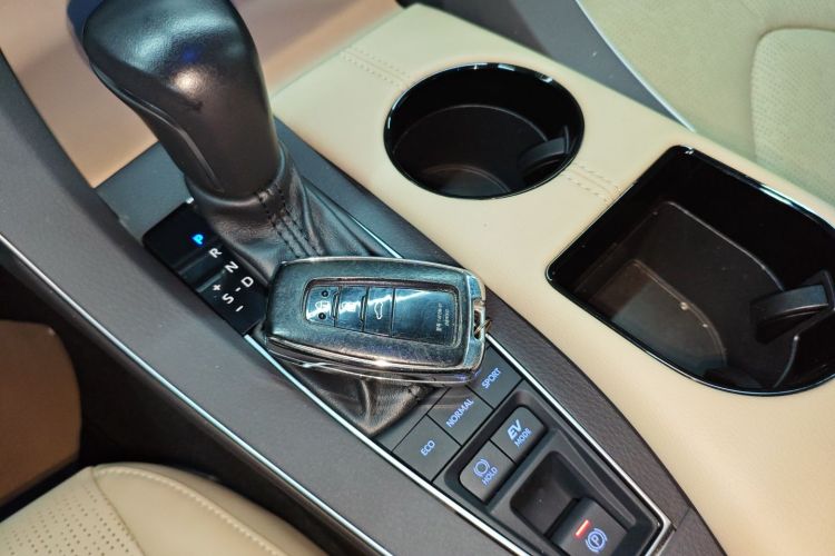 Toyota Avalon 2019 car image #9