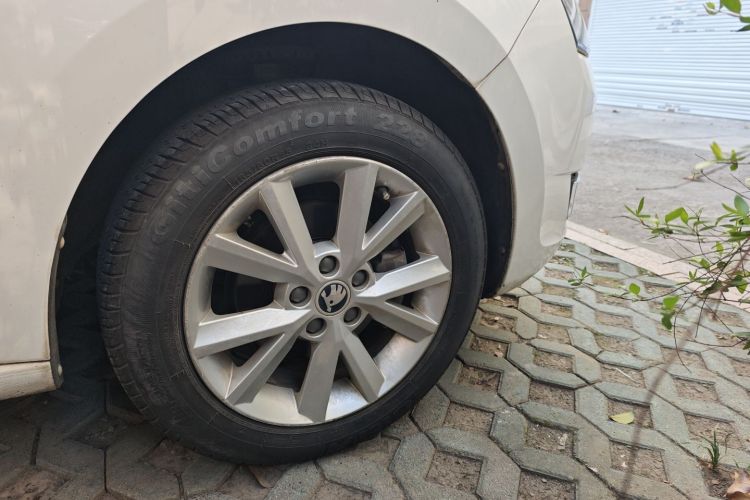 Skoda Rapid 2016 car image #9