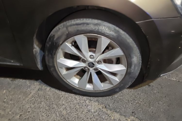 Skoda Superb 2019 car image #9