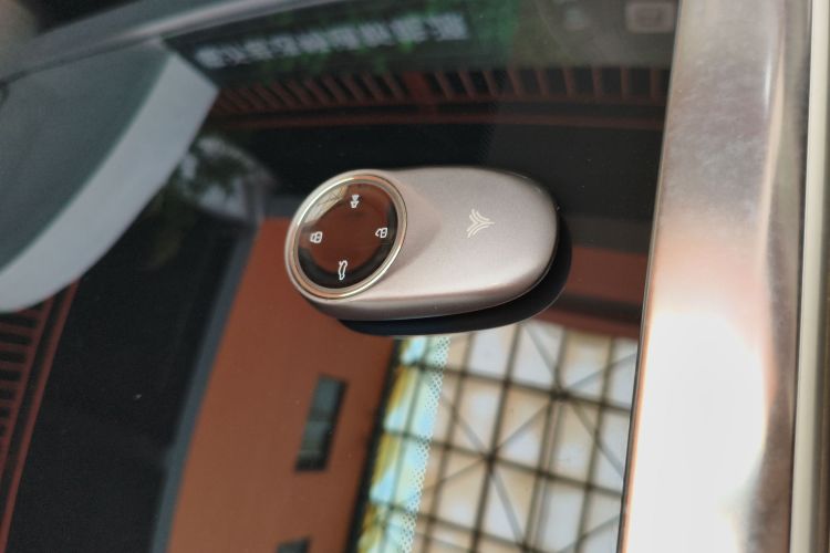 哪吒汽车 哪吒S猎装 2025 #9 哪吒汽车 哪吒S猎装 2025 汽车图片 #9