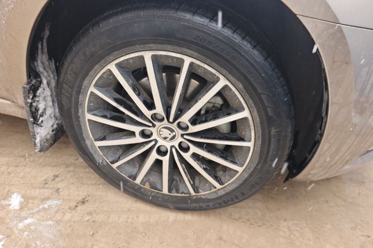 Skoda Octavia 2018 car image #9