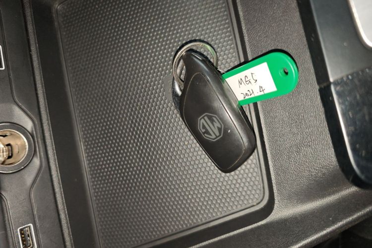 5 2021 immagine di auto #9