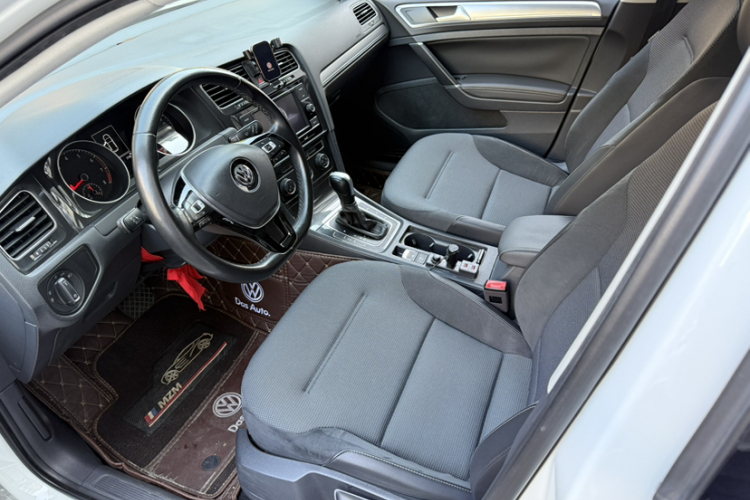 Volkswagen Golf 2018 car image #9