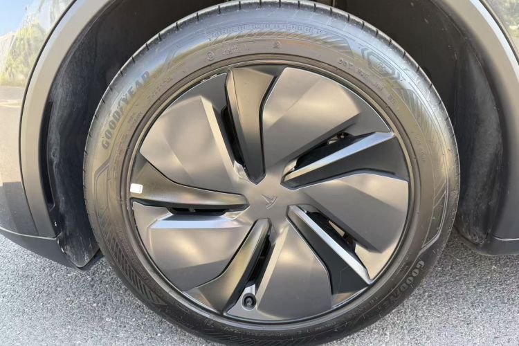 Tesla Model Y 2025 car image #9