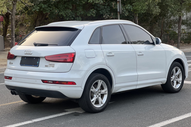 Audi Q3 2017 car image #9
