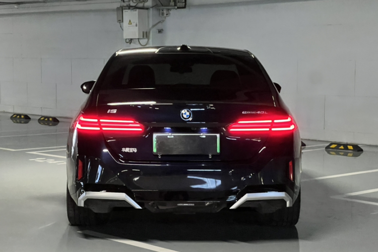 BMW i5 2025 car image #9