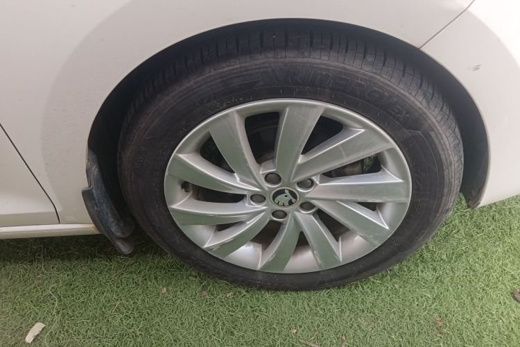 Skoda Rapid 2017 car image #9