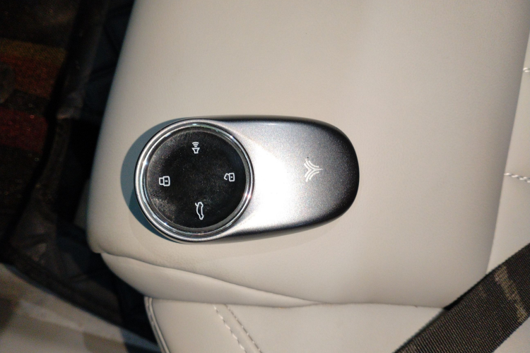 哪吒汽车 哪吒S猎装 2025 汽车图片 #9