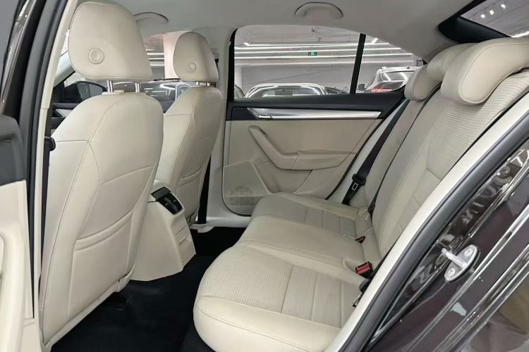 Skoda Octavia 2015 car image #9
