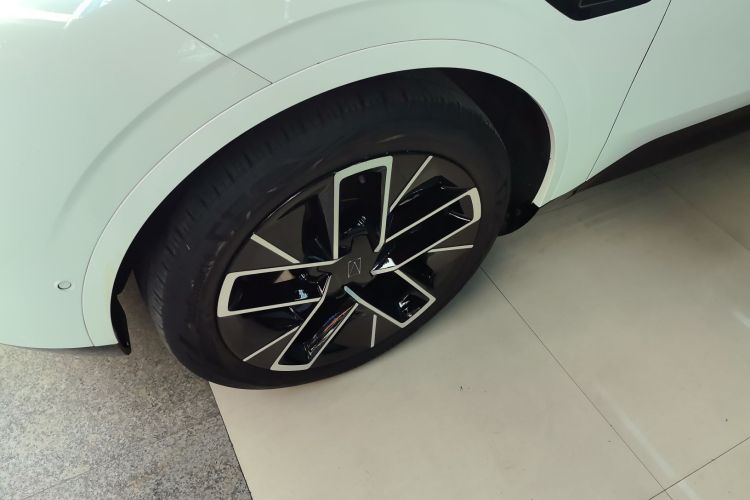 Avatr 11 2023 car image #9