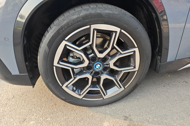 BMW iX1 2023 car image #9