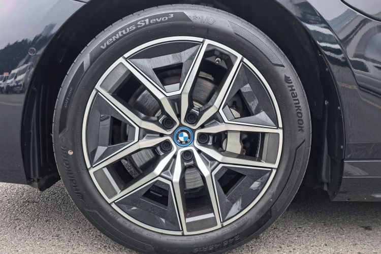 BMW i5 2024 car image #9