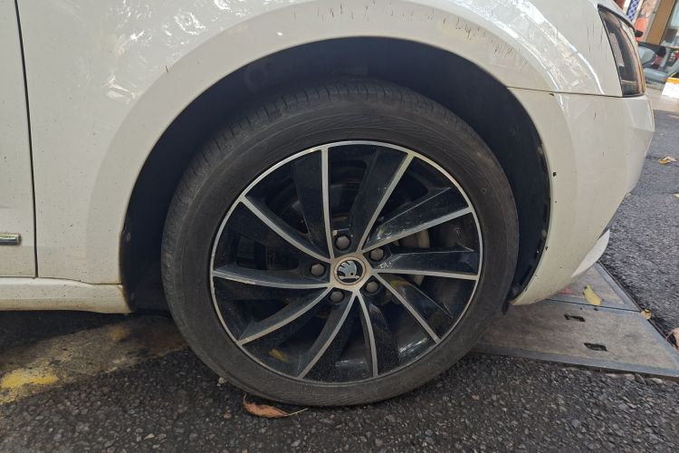 Skoda Octavia 2019 car image #9