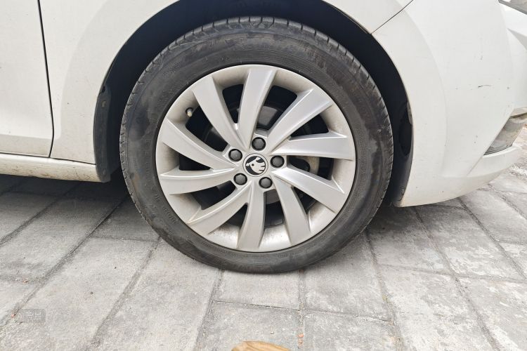 Skoda Rapid 2018 car image #9