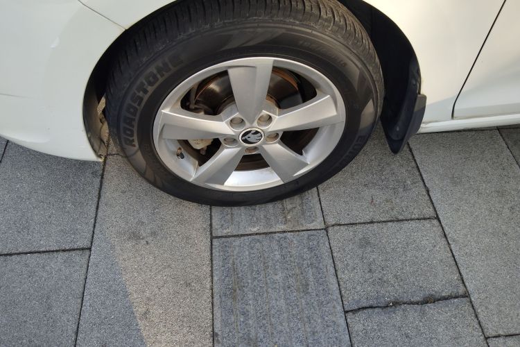 Skoda Rapid Spaceback 2017 car image #9